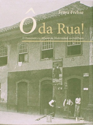 Com base em fotografias, relatos memorialísticos e de viagem, diários e cartas, crônicas e notícias de jornal, Fraya Frehse fez da rua do centro histórico de São Paulo um posto de observação privilegiado para investigar o urbano que emerge na cidade entre o início do século XIX e do XX. Rastrear imagens da rua criadas por viajantes, (ex-)estudantes da Academia de Direito, ex-meninas de elite, jornalistas e fotógrafos contemporâneos em busca de indícios de transformações nas regras de comportamento corporal e de interação social nessas ruas entre 1808 e 1917, revela uma sociedade em que os pedestres tendem cada vez mais a circular como transeuntes, mas também a interagir mobilizando, ao lado da impessoalidade moderna, a pessoalidade antiga e estamental. O que faz da rua paulistana um espaço eminentemente cerimonial engolfado pela modernidade.