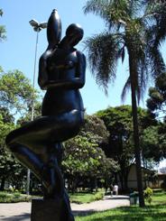 Escultura: A Portadora de Perfume, de Victor Brecheret, Pinacoteca do Estado, Jardim da Luz. Fotografia de Mônica Yamagawa